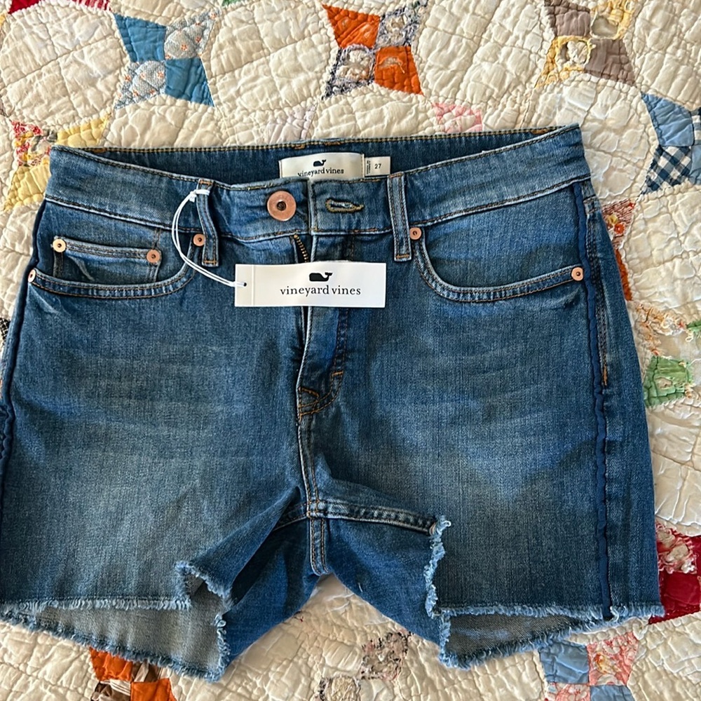 Vineyard Vines Jamie denim corded shorts. Size 27.